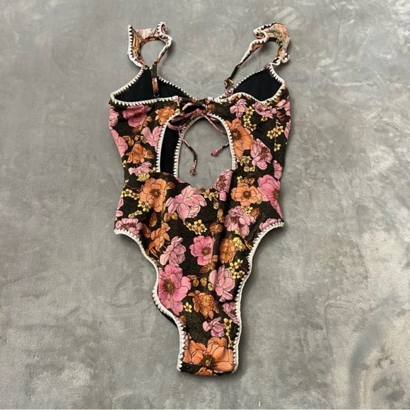 New! Victoria’s Secret Floral Cutout Ruffled One Piece Swimsuit 3541 - Picture 3 of 7